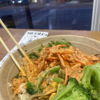 Silantra Asian Street Kitchen - Bowl, Coconut white rice ,Chicken, Steam broccoli , carrots, Seaweed Salad, Corn, Sweet Chili sauce. - Salad Near Me - Lancaster, Pennsylvania Silantra Asian Street Kitchen - Bowl, Coconut white rice ,Chicken, Steam broccoli , carrots, Seaweed Salad, Corn, Sweet Chili sauce. - Salad Near Me - Lancaster, Pennsylvania