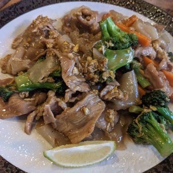 Thonglor - Pad see ew - Thai Near Me - Brighton, Massachusetts Thonglor - Pad see ew - Thai Near Me - Brighton, Massachusetts