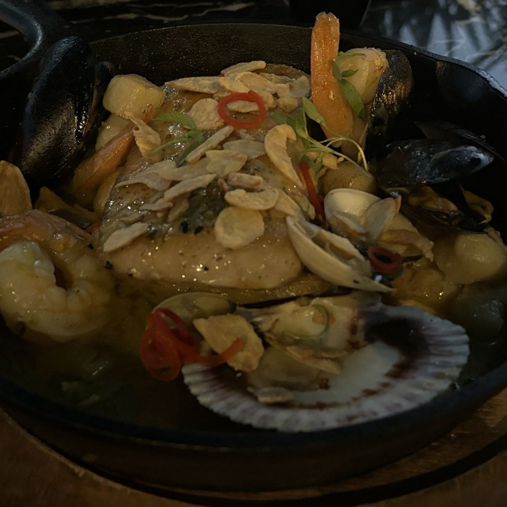 Chez Bon Bon - Pesca y mariscales al ajillo - Bakeries Near Me - Miami Beach, Florida