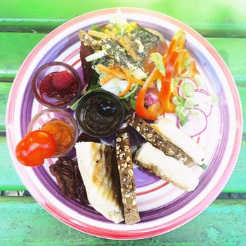 Homemade - veganer frühstücksteller mit salat, brot, marmelade, olivenpesto und tomatenaufstrich - Cafes Near Me - Berlin, BE