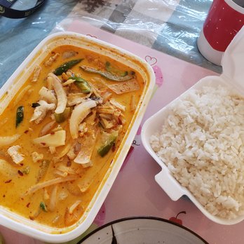 Manee Thai Cuisine - Red curry || IG: @misspiggyeats - Thai Near Me - Burton, Michigan