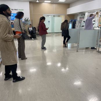 Walgreens - Long slow lines for ONE pharmacy assistant. - Drugstores Near Me - Phoenix, Arizona