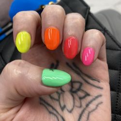 CDM Nail Bar - A 90's neon dream -by Ana