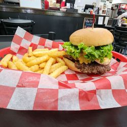 Lumberjacks Cafe - Cheeseburger & Fries
