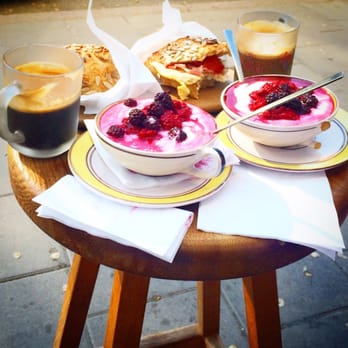 Sorelle - Frukost. kaffe, krämig yoghurt med björnbär och nybakat bröd med stekt ägg. - Caterers Near Me - Stockholm, Alberta