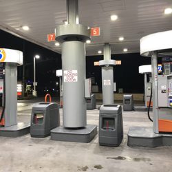 Union 76 Gas Station - Pumps are really well lit at night