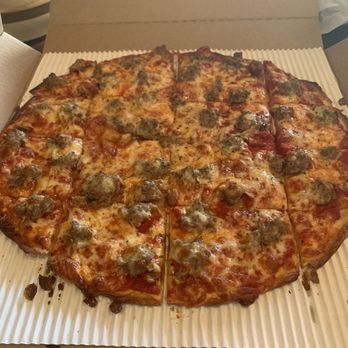 Carlyle Brewing - Sausage, thin crust, pizza very good - Breweries Near Me - Rockford, Illinois Carlyle Brewing - Sausage, thin crust, pizza very good - Breweries Near Me - Rockford, Illinois
