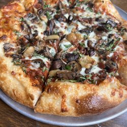 Flattop Pizza & Pool - Mild mushroom 12" Pretty good size