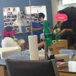 4 ppl waiting and they had 2 employees working on one customer. 4 ppl waiting and they had 2 employees working on one customer.