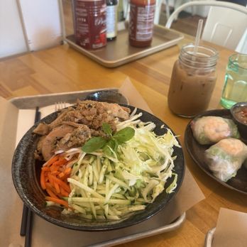 Lela's Bistro - Rice Bowl w/Lemongrass Chicken (gf) - Vietnamese Near Me - Portland, Oregon