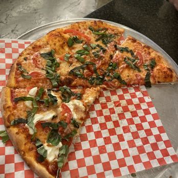 Braazo Pizza - Garlic Margherita Pizza - Medium 14" - Pizza Near Me - Los Angeles, California
