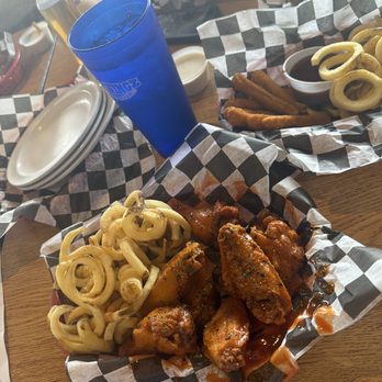 BreWingZ Restaurant and Bar - Chicken Wings Near Me - Pearland, Texas