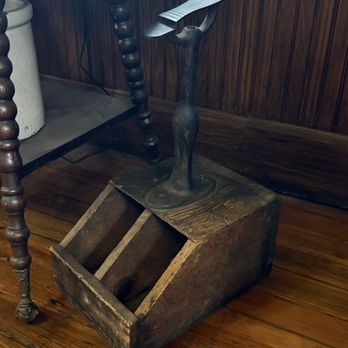 White House Hotel - Shoe shine - Hotels Near Me - Hermann, Missouri