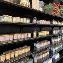 Yummi Candles - Most, if not all, candles had a sample under a cloche.