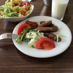 Meşhur Köfteci Apti Özcan - Burada köfte (olması gerektiği şekilde) beşer beşer gelir :)