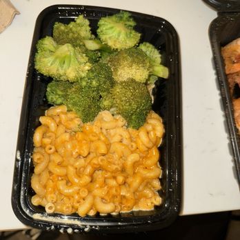 TK’s Surf And Turf Kitchen - Spicy Mac & Cheese with broccoli - Seafood Near Me - Denver, Colorado TK’s Surf And Turf Kitchen - Spicy Mac & Cheese with broccoli - Seafood Near Me - Denver, Colorado