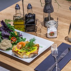 Genusshelden - Heldentarte mit Wildkräutersalat