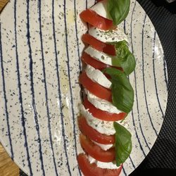 Pizzeria La Smorfia - Caprese salad