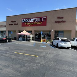 Grocery Outlet - Front of the business