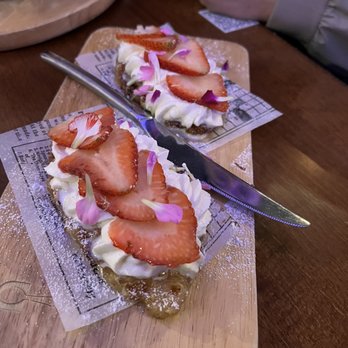 U :Dessert Story - Strawberry Croffle - Desserts Near Me - Berkeley, California U :Dessert Story - Strawberry Croffle - Desserts Near Me - Berkeley, California