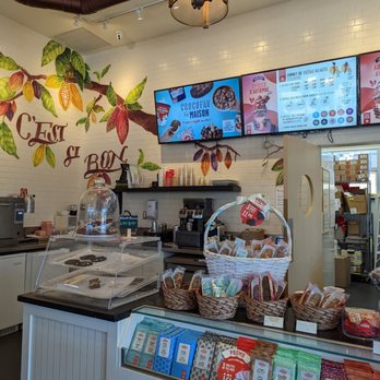 Chocolats Favoris - the interior of a bakery - Ice Cream & Frozen Yogurt Near Me - Saint-Laurent, Quebec Chocolats Favoris - the interior of a bakery - Ice Cream & Frozen Yogurt Near Me - Saint-Laurent, Quebec