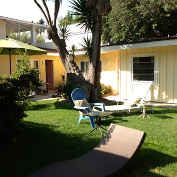 Beach House Inn - Outside area to eat and play, but no dogs allowed to potty on the grass... :) - Hotels Near Me - Santa Barbara, California Beach House Inn - Outside area to eat and play, but no dogs allowed to potty on the grass... :) - Hotels Near Me - Santa Barbara, California