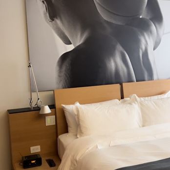 Le Germain Hotel Toronto Maple Leaf Square - Bedroom - Hotels Near Me - Toronto, Ontario Le Germain Hotel Toronto Maple Leaf Square - Bedroom - Hotels Near Me - Toronto, Ontario