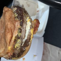 Bacon ultimate cheeseburger
