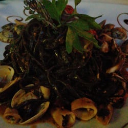 Poveracci - Hausgemachte Tagliolini Neri mit Babycalamaretti und Vongole Veraci. So good