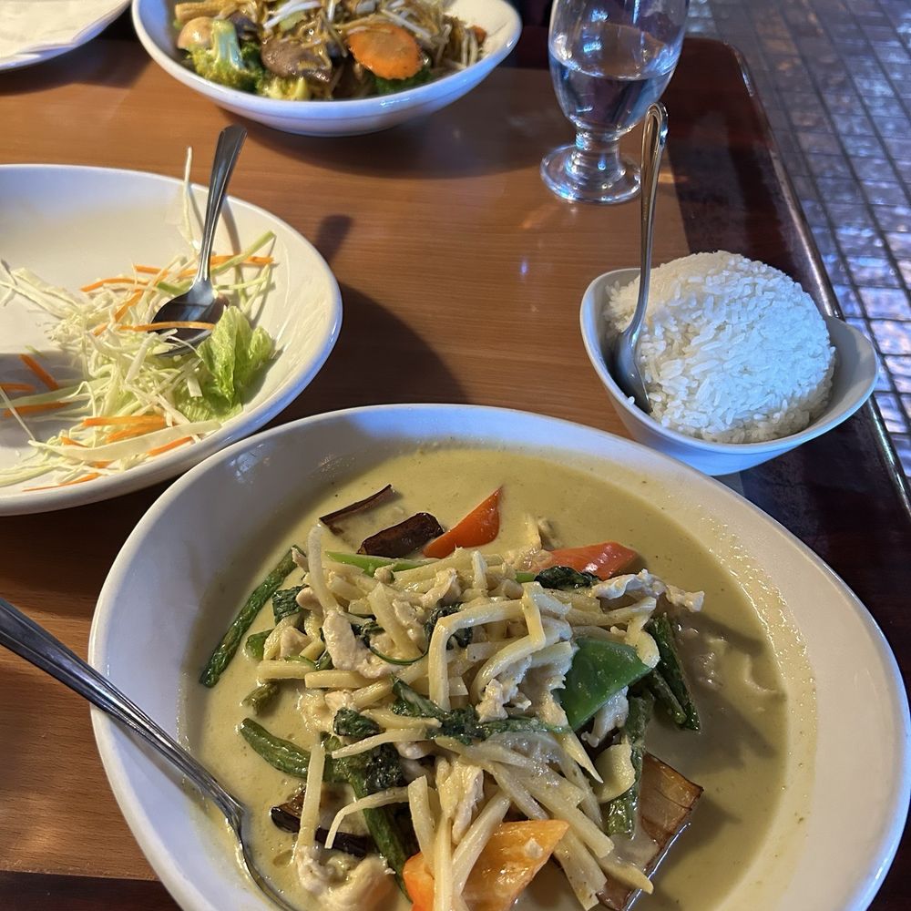 Green curry and Chow min Green curry and Chow min