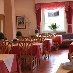 Tenner - Breakfast room