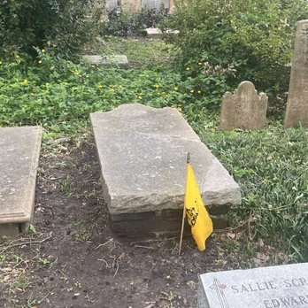 Tommy Dew's Walking Tour - Gadsden's burial plot - Tours Near Me - Charleston, South Carolina