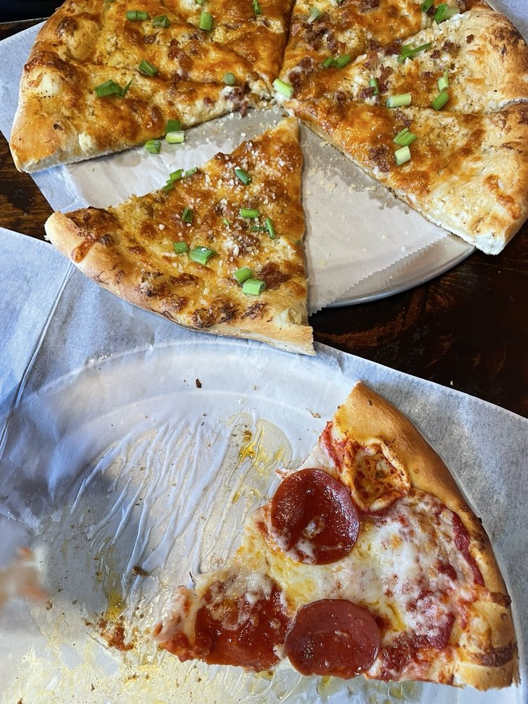 Momo Craft Pizza Logo