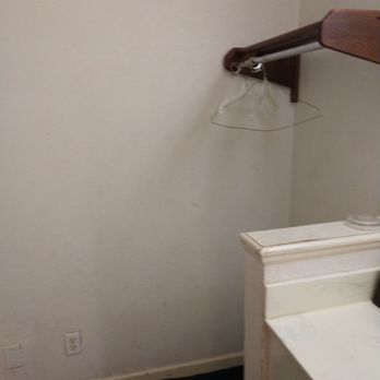 Capri Motel - Dirty walls - Hotels Near Me - Redwood City, California
