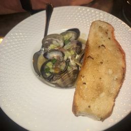 White wine Manila clams with garlic bread White wine Manila clams with garlic bread