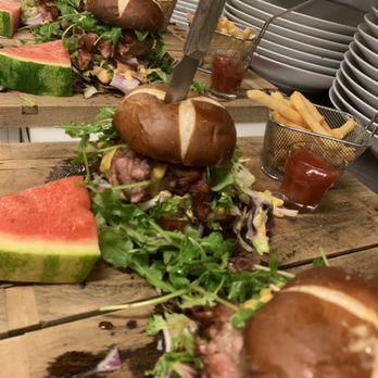 Vi Fire Cafè og Interiør - Vi fire burger med fries og chiliaioli - Cafes Near Me - Trondheim, 16 Vi Fire Cafè og Interiør - Vi fire burger med fries og chiliaioli - Cafes Near Me - Trondheim, 16