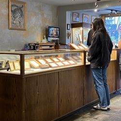 We use a contactless chopstick to point to the jewelry