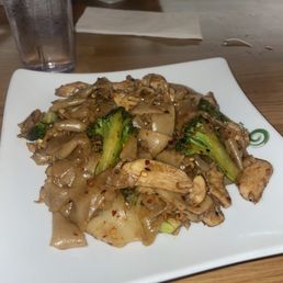 Pad see ew chicken, spice level 4/5