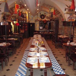 Kapuziner Keller - L'interno "typisch bayrisch": tipico bavarese.