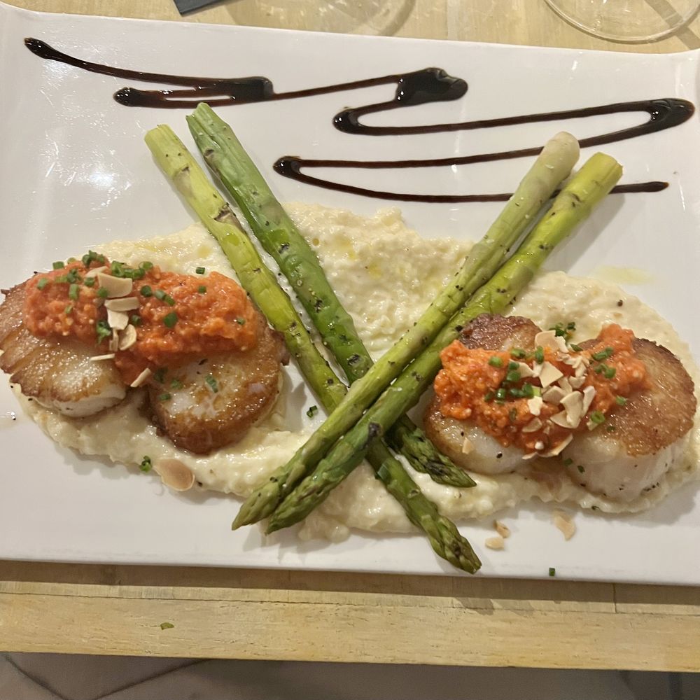 Diver Scallops & Romanesco Sauce with Asparagus and Gouda Grits Diver Scallops & Romanesco Sauce with Asparagus and Gouda Grits