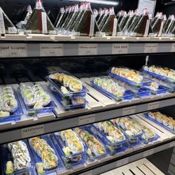 Hanamaru - Fresh sushi and onigiri fridge at Hanamaru