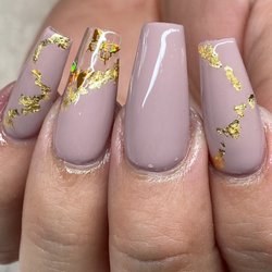 BB Nails and Lashes - Gold flake nail