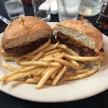 Bistro Byronz - Traditional burger - Wine Bars Near Me - Mandeville, Louisiana