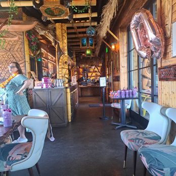 Wilfred's Lounge - Dining room, looking straight through to the bar... - Hawaiian Near Me - Napa, California