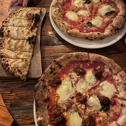 Pompeii Pizza - Garlic bread and pizzas