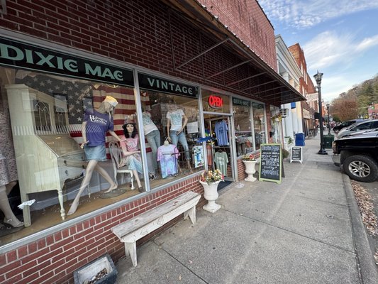 Lulu's On Main by null