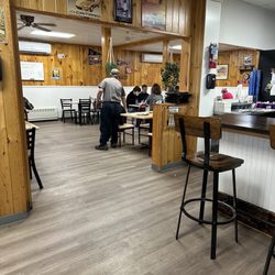 Dick's Restaurant - Nice clean restaurant