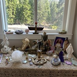 Modern School of Mystics - Decorations in the window of the Sirian Starship honoring Goddesses
