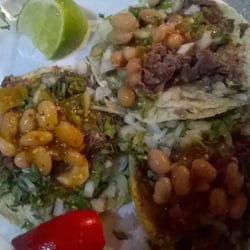 Tacos Chava - Dos de carnaza y uno de pastor con frijoles, rabanitos, salsa...