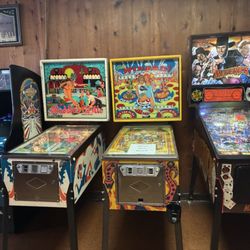 Garibaldi's Pizza - Pinball machines( the middle doesn't work :(
